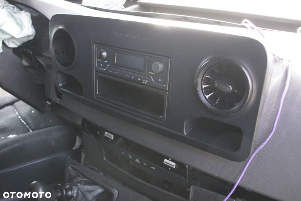 Auto na części - Mercedes Sprinter W907 314 CDI 2.1 CDI 143 KM 651958 711680 9147 2018R Silnik Skrzynia Drzwi Błotnik Szyba Lusterko Lampa Klamka Deska Kokpit Sterownik Moduł Czujnik Licznik Panel Kierownica - 12