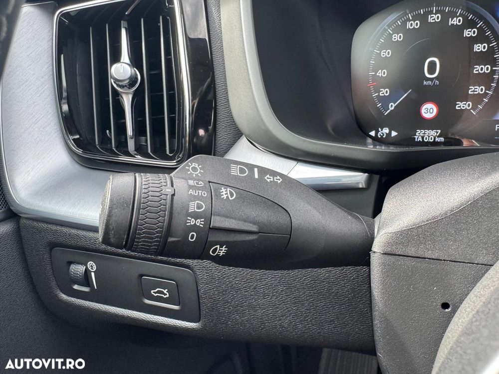 Volvo XC 60 B4 D AWD Geartronic Momentum Pro - 25