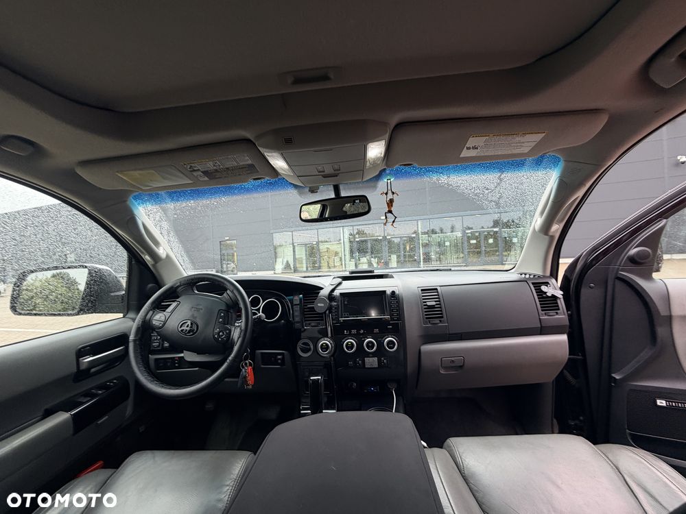Toyota Sequoia - 10