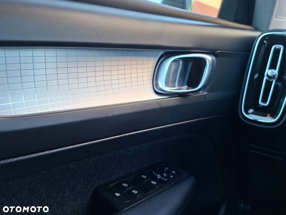 Volvo XC 40 D4 AWD Geartronic Momentum - 24