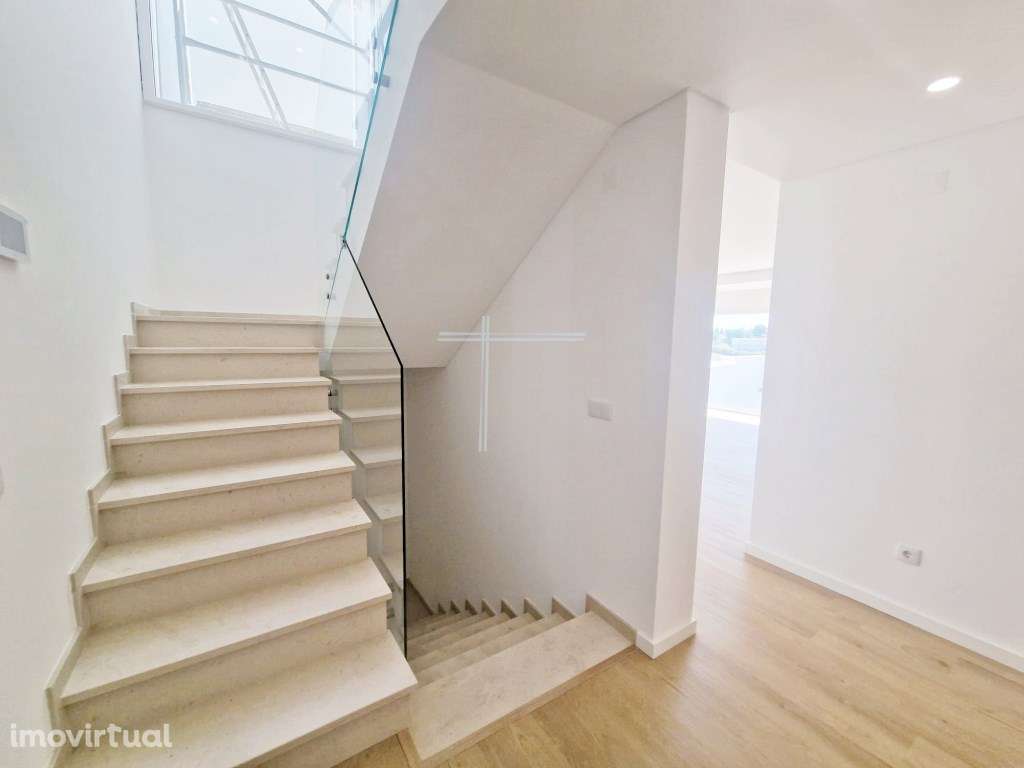 Moradia T3+1 em banda, arquitetura contemporânea, com garagem - Pêra - Grande imagem: 2/30