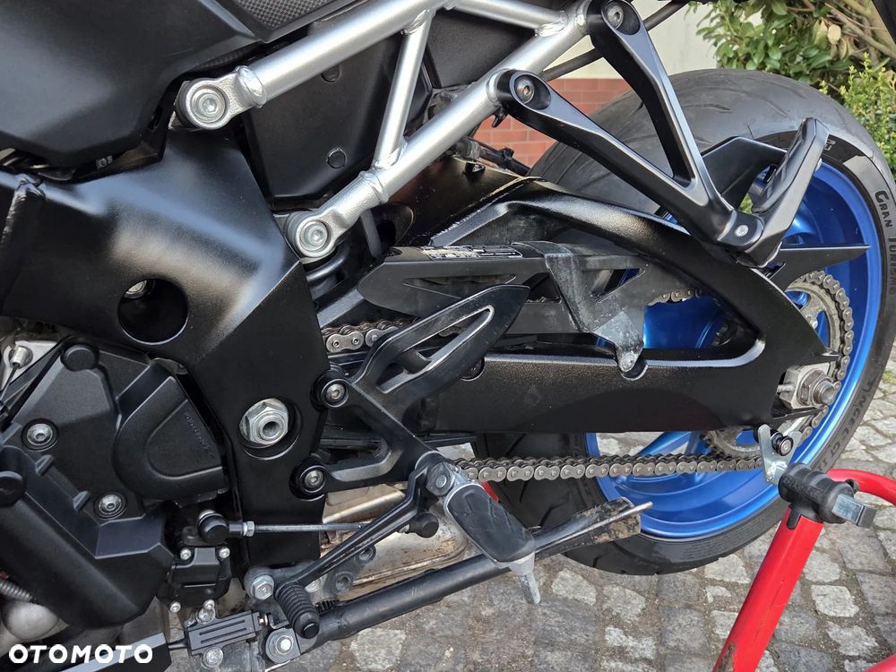 Suzuki GSX - 32