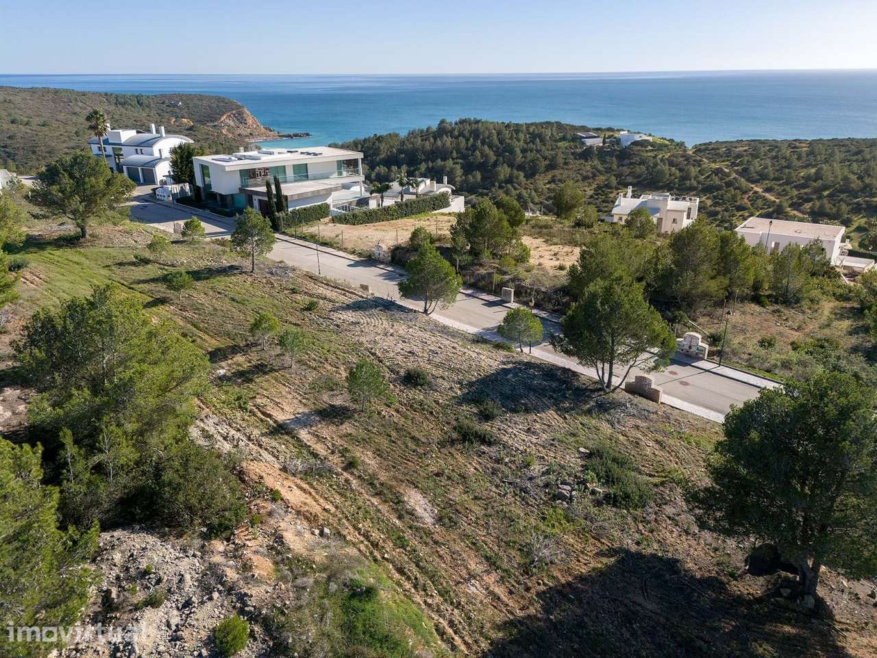 LOTE URBANO COM FANTÁSTICA VISTA MAR PARA CONSTRUÇÃO DE MORADIA E PISC - Grande imagem: 5/9