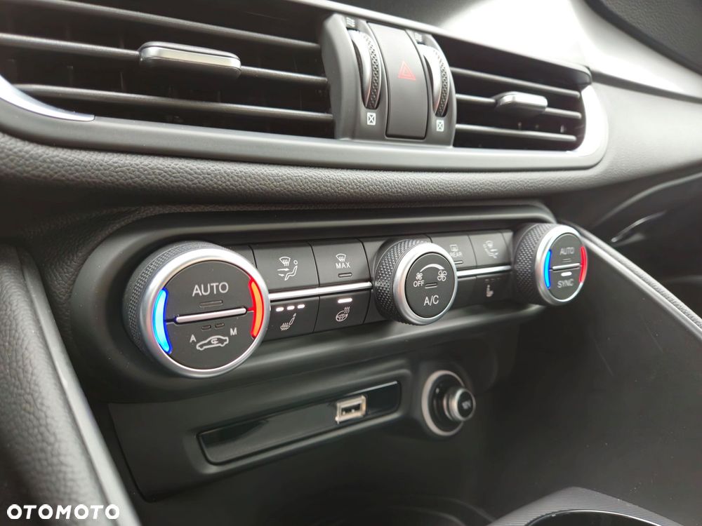 Alfa Romeo Giulia 2.0 Turbo 16V AT8-Q4 Ti - 26