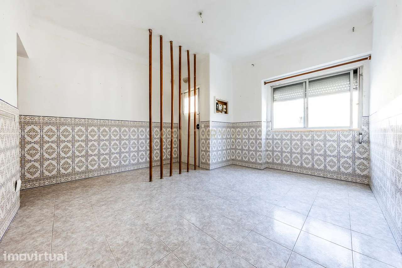 T3 em Almada com 120m² de Logradouro – Potencial Único em Zona Central - Grande imagem: 2/31