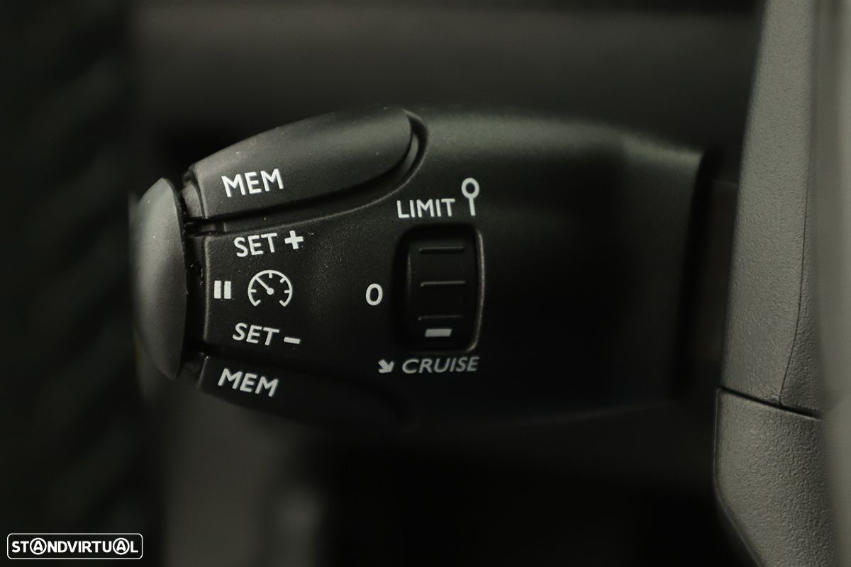 Peugeot 2008 1.2 PureTech Allure - 17
