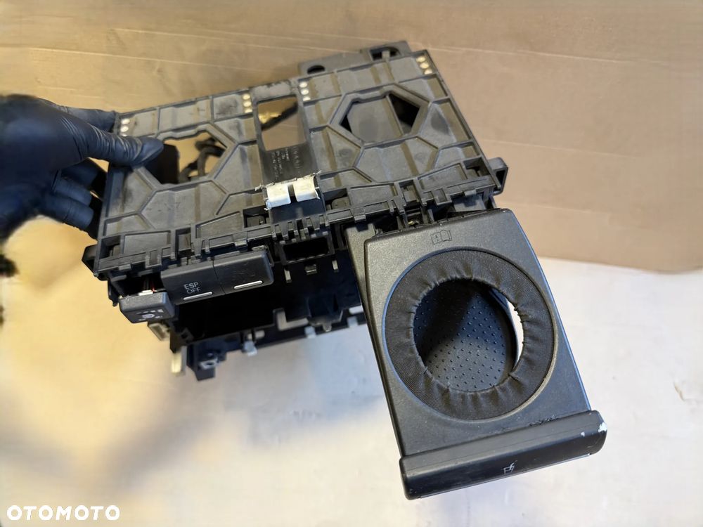 Ramka radia uchwyt na kubek Audi A3 8P S-Line 8P0858005B OE - 2