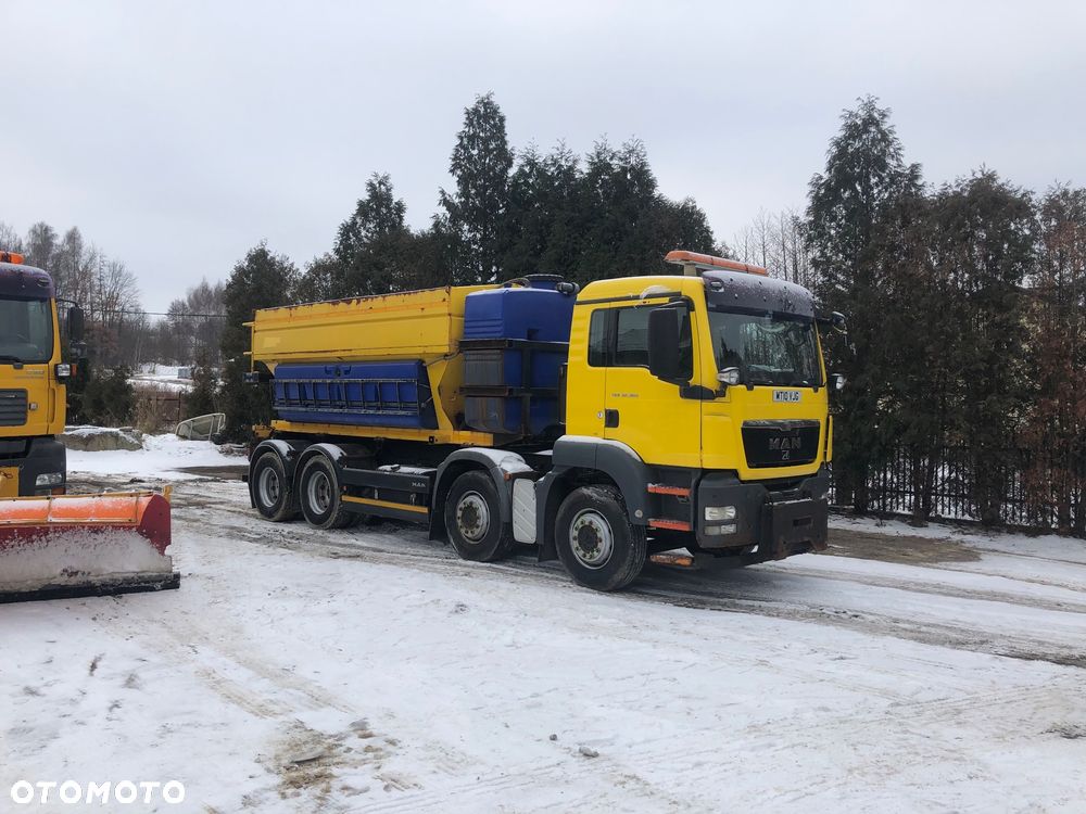 MAN TGS 32.360 8x4 piaskarka solarka schmidt euro5 pług - 11