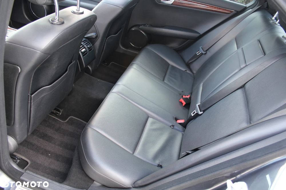 Mercedes-Benz Klasa C 300 7G-TRONIC - 16