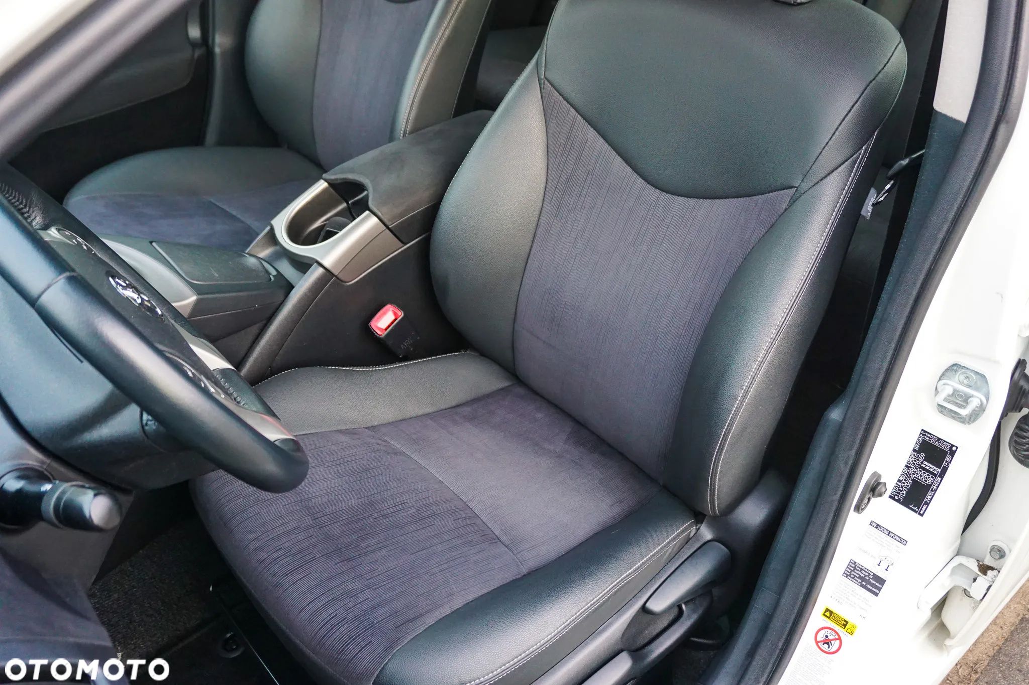 Toyota Prius Plug-in (Hybrid) Life - 6