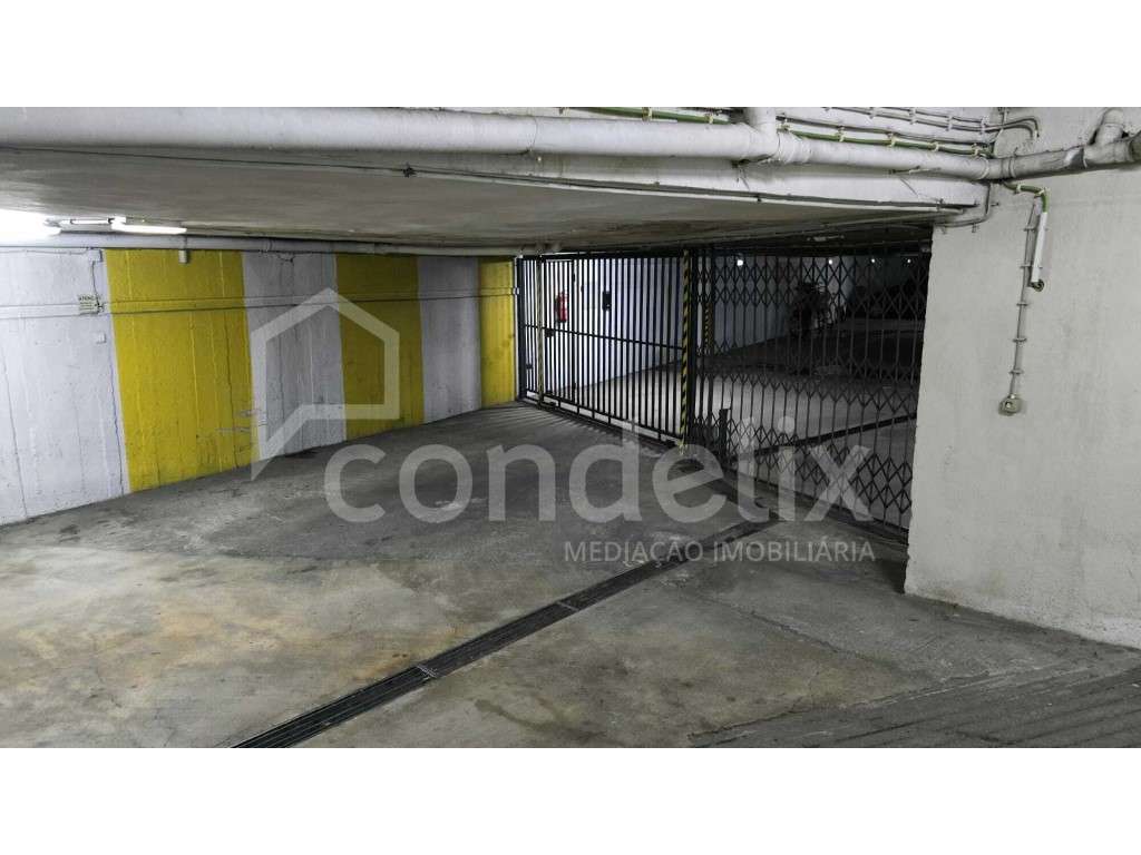 Lugar de Garagem - Rua Sacadura Cabral, Estoril - Grande imagem: 2/6