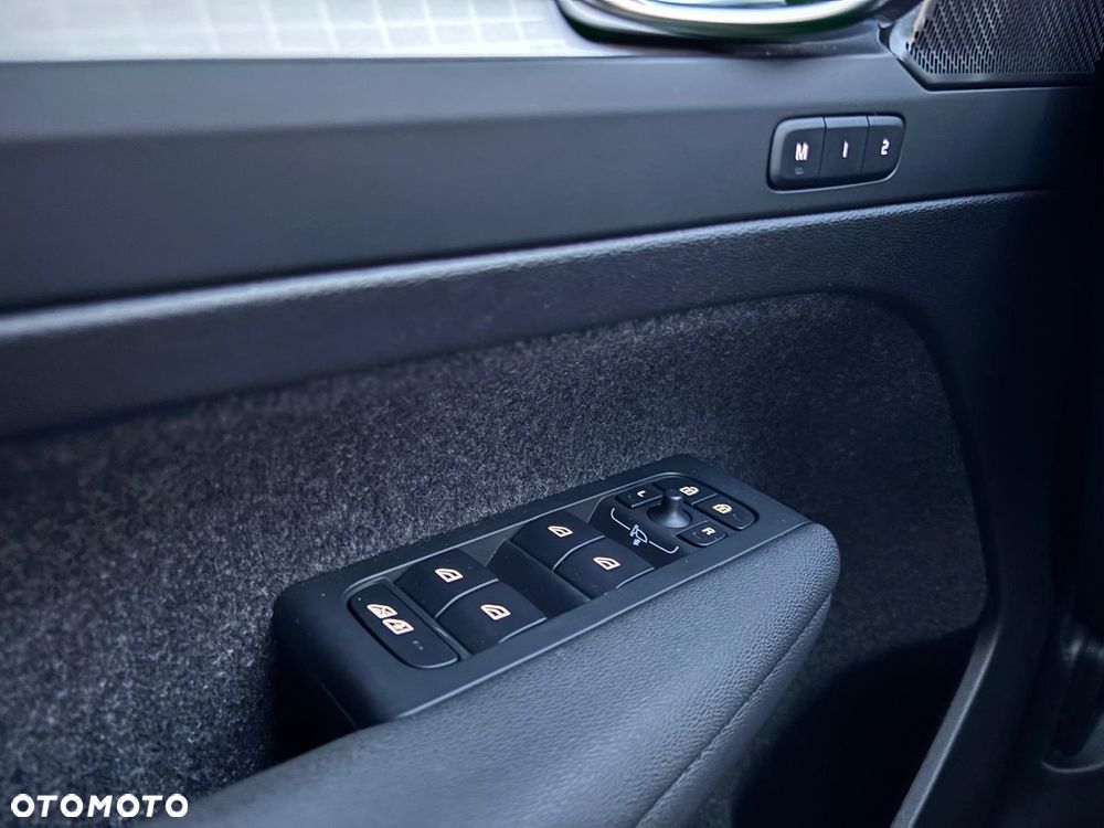 Volvo XC 40 B3 Plus Dark - 22