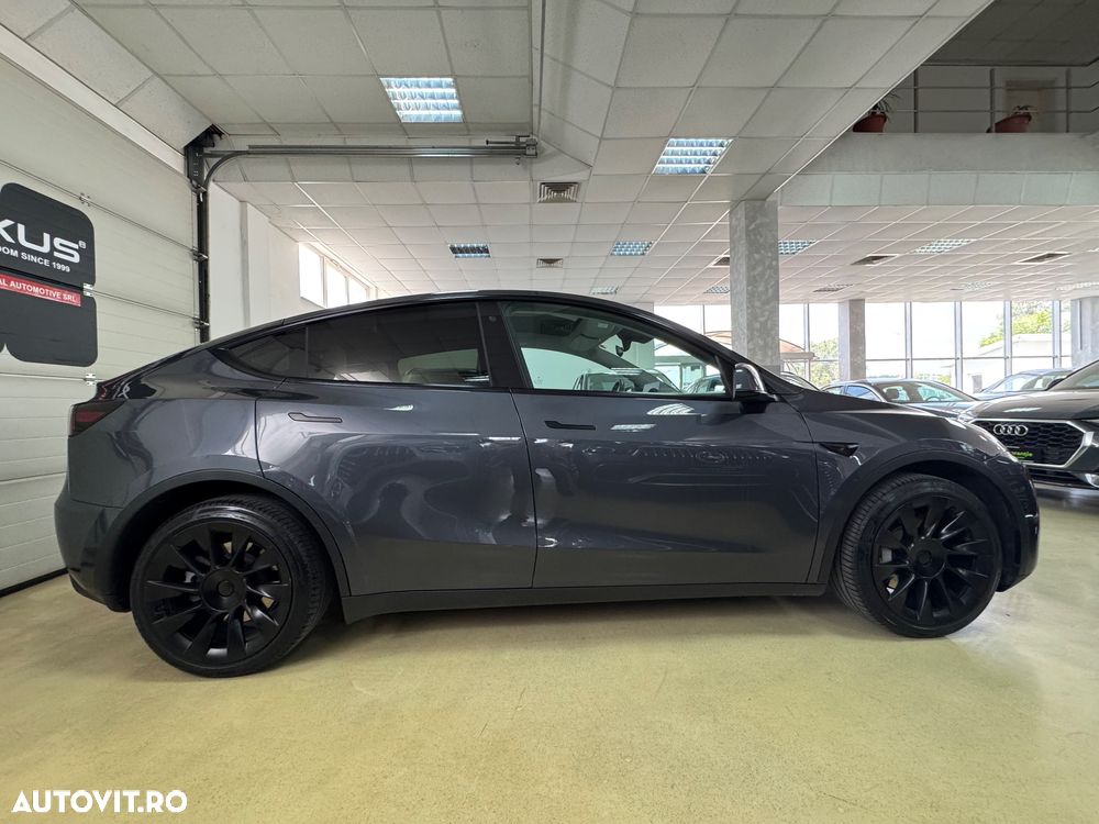 Tesla Model Y - 9