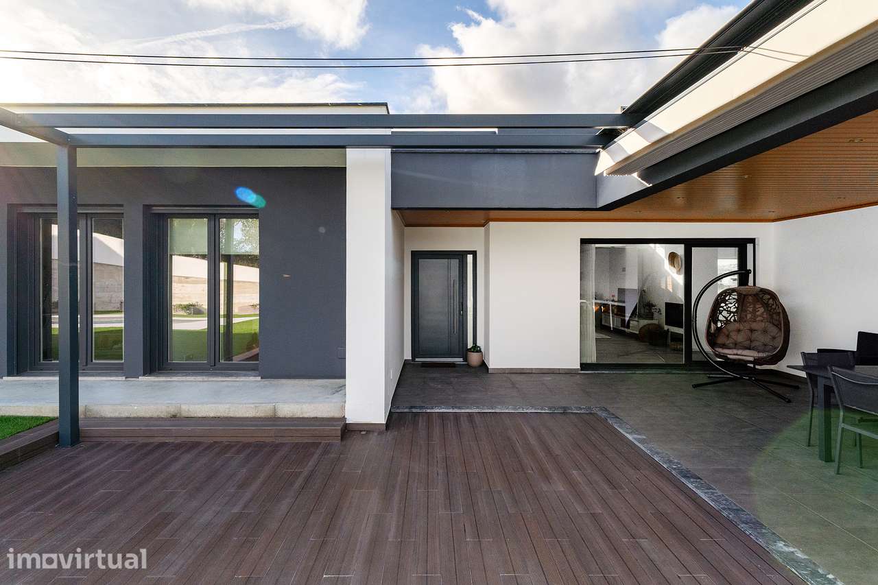 Moradia Isolada e arquitetura Contemporânea com Piscina - Grande imagem: 5/41