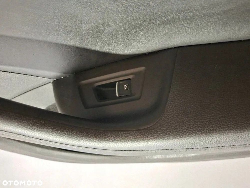 VW PASSAT B8 2019 Kombi Boczek drzwi tylnych prawy skóra LED 3G5867212 - 4