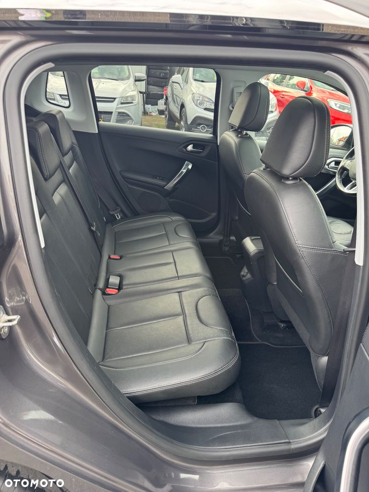 Peugeot 2008 1.2 Pure Tech GPF Signature S&S EAT6 - 34