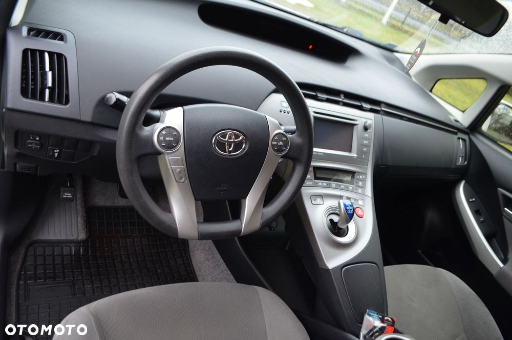 Toyota Prius (Hybrid) - 17