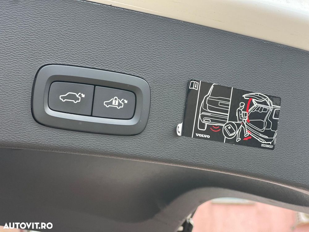 Volvo XC 40 B4 AT8 Mild Hybrid Momentum Pro - 25