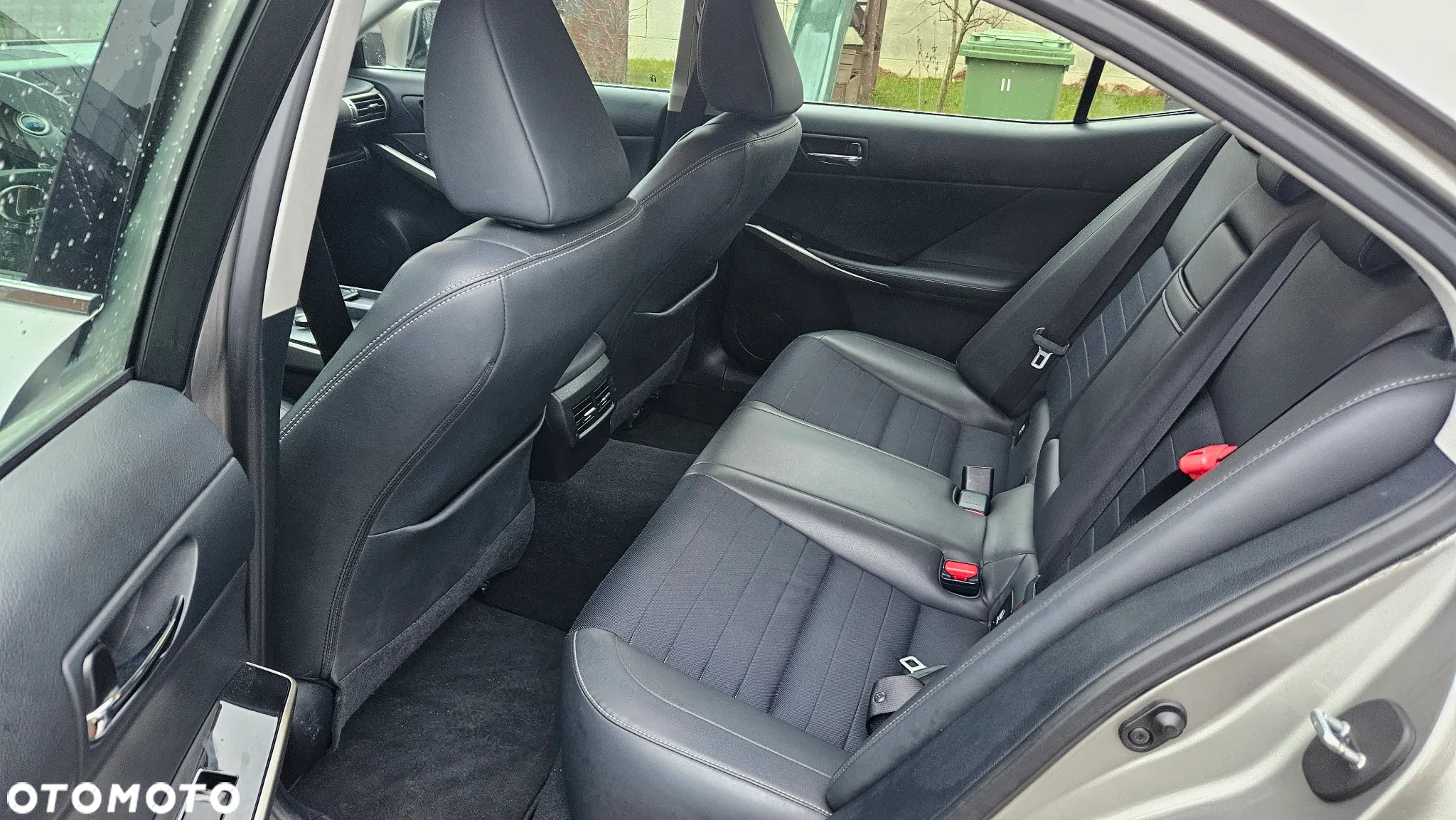 Lexus IS 300h - 18