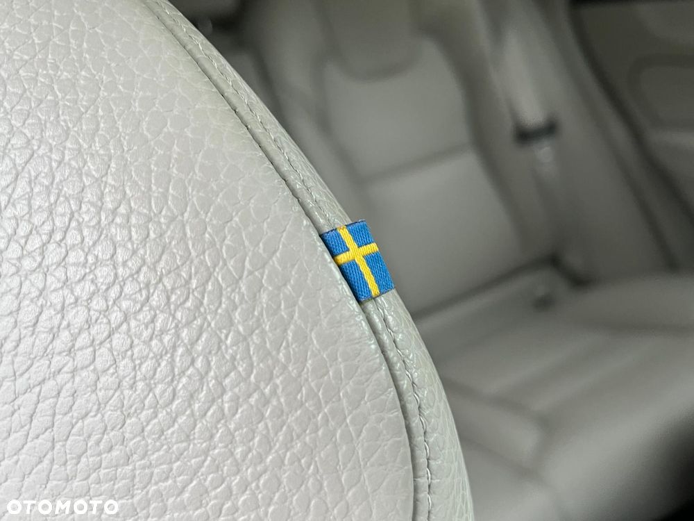 Volvo XC 60 B4 D AWD Geartronic Momentum Pro - 29