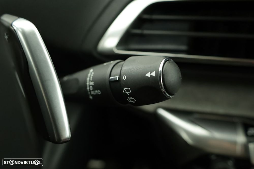 Peugeot 3008 1.2 Hybrid Allure e-DCS6 - 19