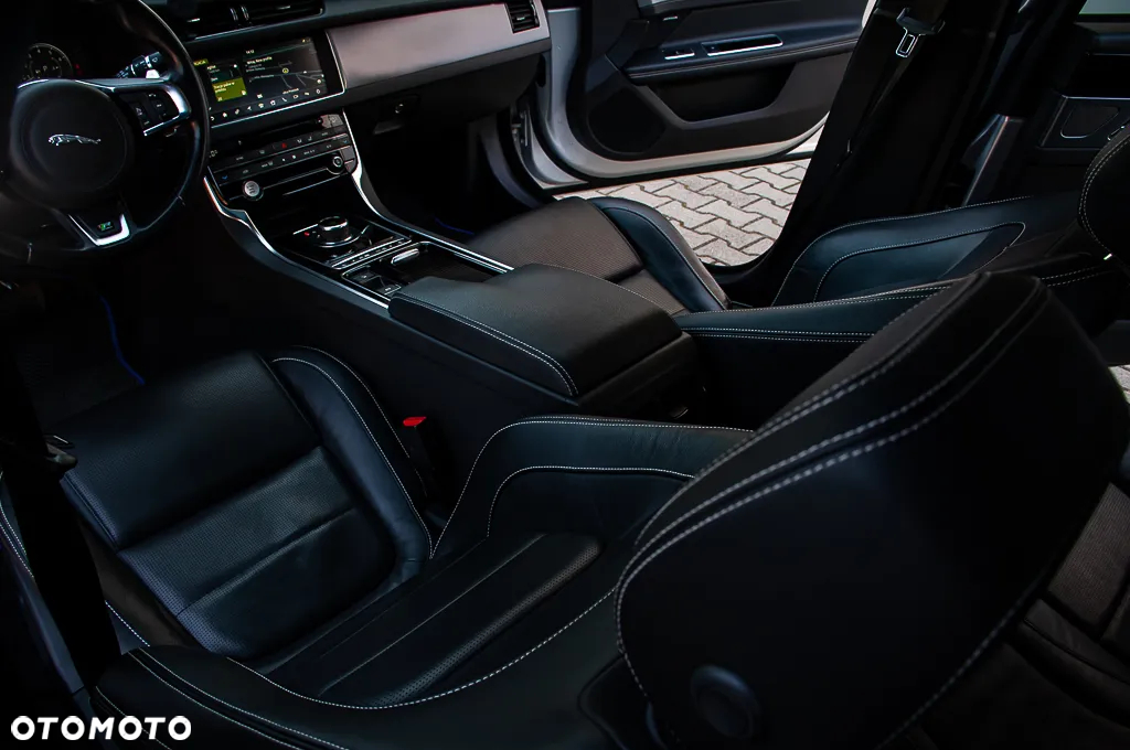 Jaguar XF 2.0 T R-Sport - 24