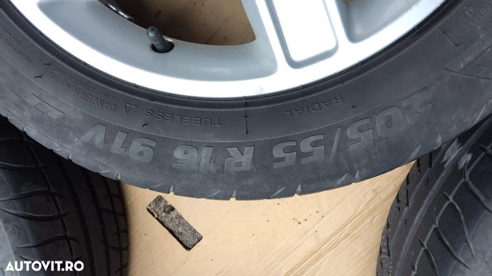 Ford Focus 1.6i Ghia - 28