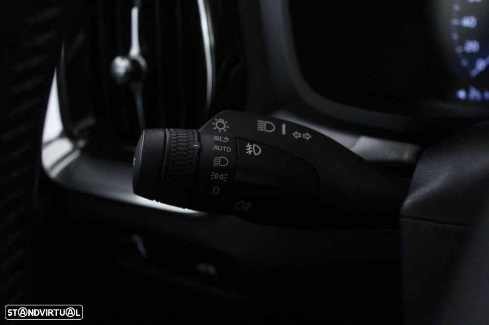 Volvo V60 2.0 D3 Momentum Plus - 25
