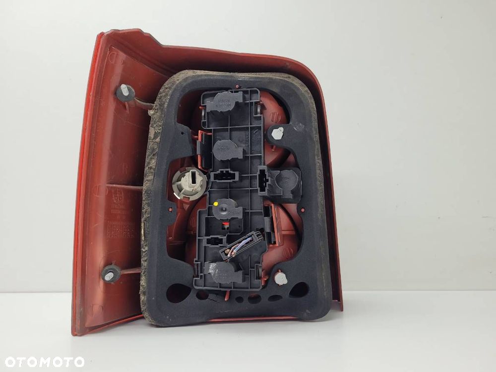 LAMPA TYŁ PRAWA VW PASSAT B5 KOMBI LIFT EUROPA 2004 - 2