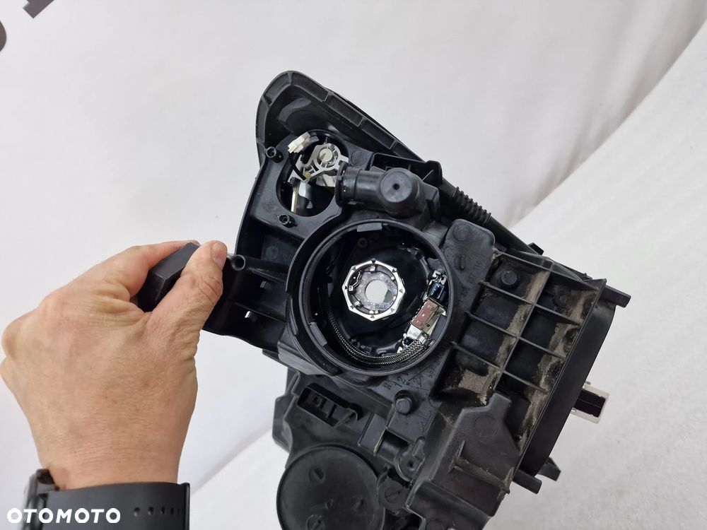 MERCEDES GLA W156 ŁADNA PRAWA LAMPA PRZEDNIA PRZÓD BI-XENON + USZCZELKA ( RAMKA ) , NR A1569063200 , NR AUKCJI LA598 - 13