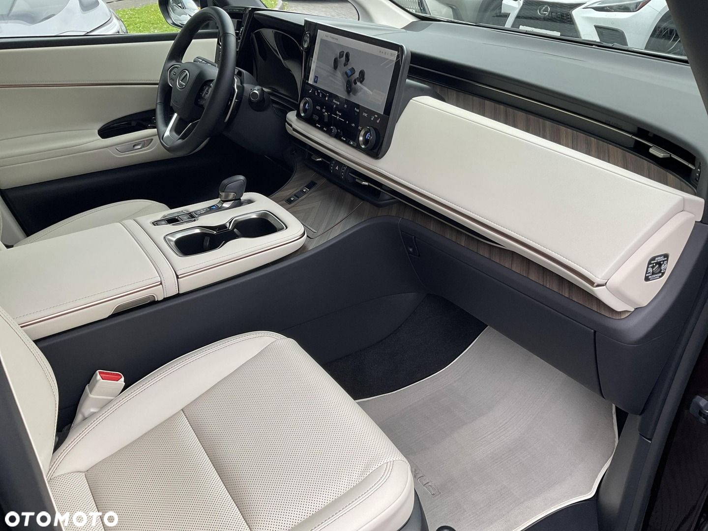 Lexus LM - 22