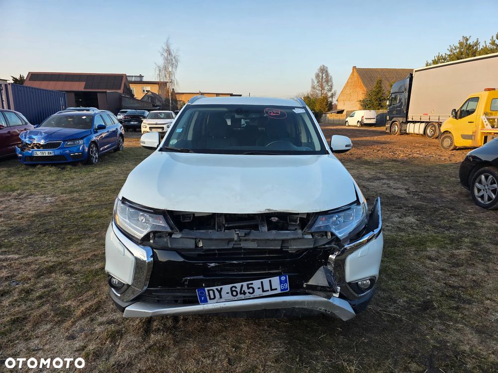 Mitsubishi Outlander - 2