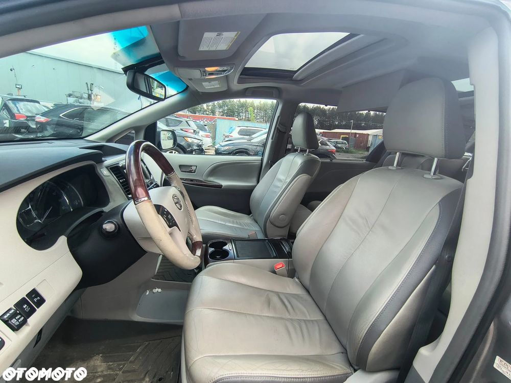 Toyota Sienna - 12