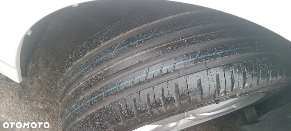 Toyota Prius (Hybrid) Executive - 14