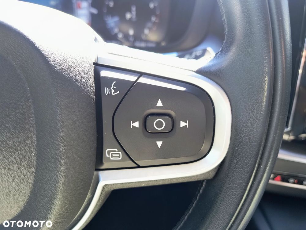 Volvo XC 60 B5 B AWD Momentum - 33
