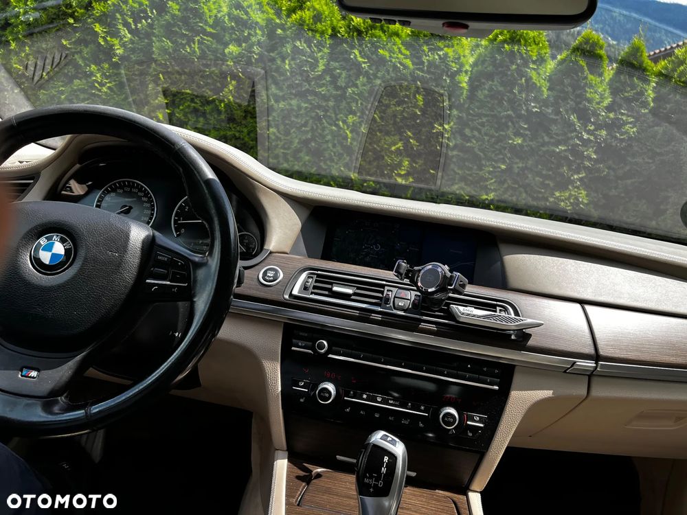 BMW Seria 7 750i xDrive - 17