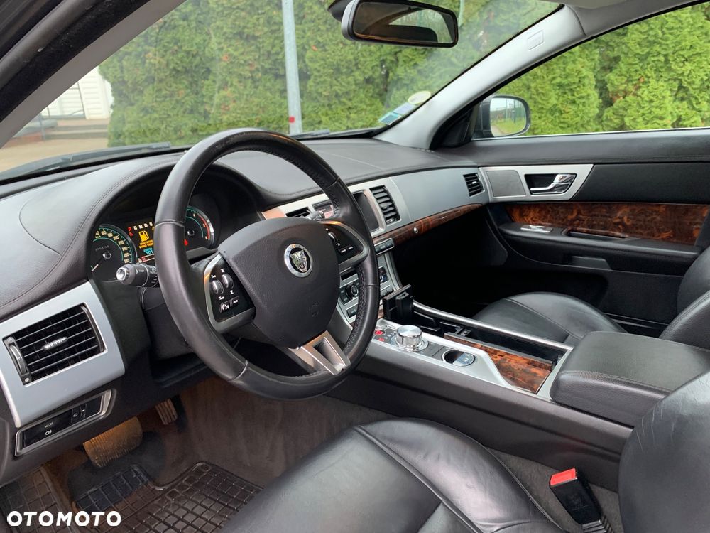 Jaguar XF 2.2 D Premium Luxury - 17