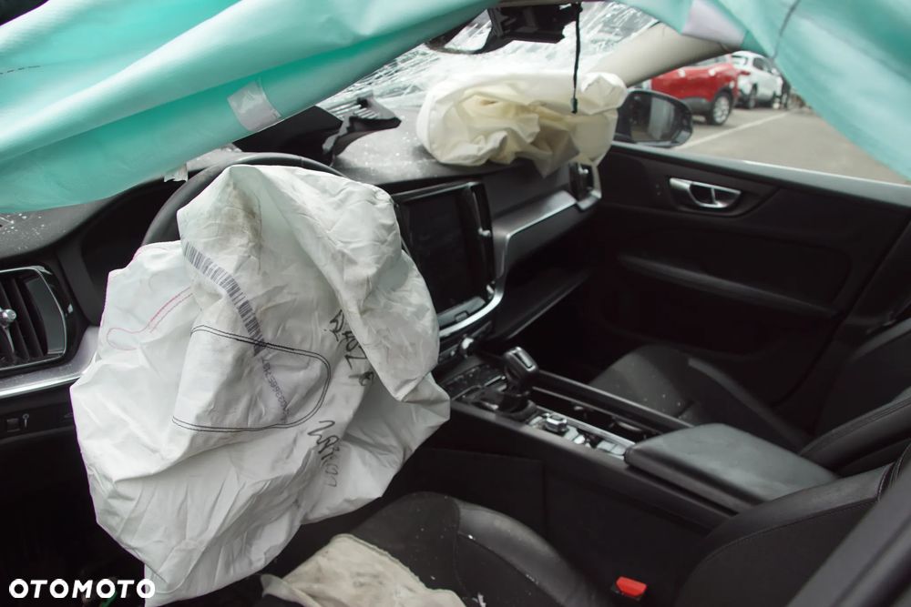 Auto na części - Volvo V60 II 2.0 D4 190 KM D4204T14 TG-81SC 717 2020R Silnik Skrzynia Drzwi Błotnik Zderzak Lampa Lusterko Klamka Szyba Deska Kokpit Sterownik Moduł Czujnik Licznik Wyświetlacz Panel Kierownica - 12