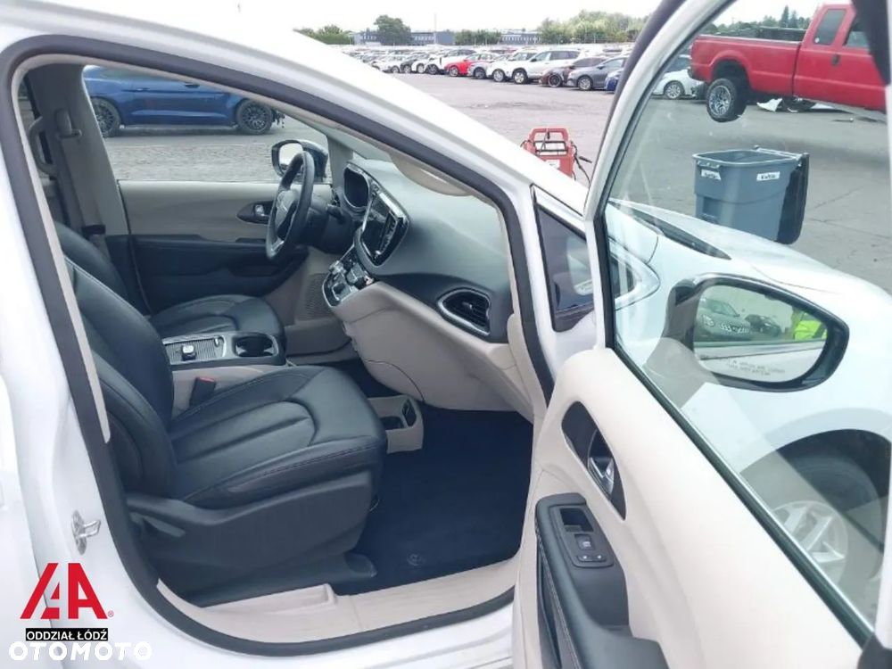 Chrysler Pacifica - 5
