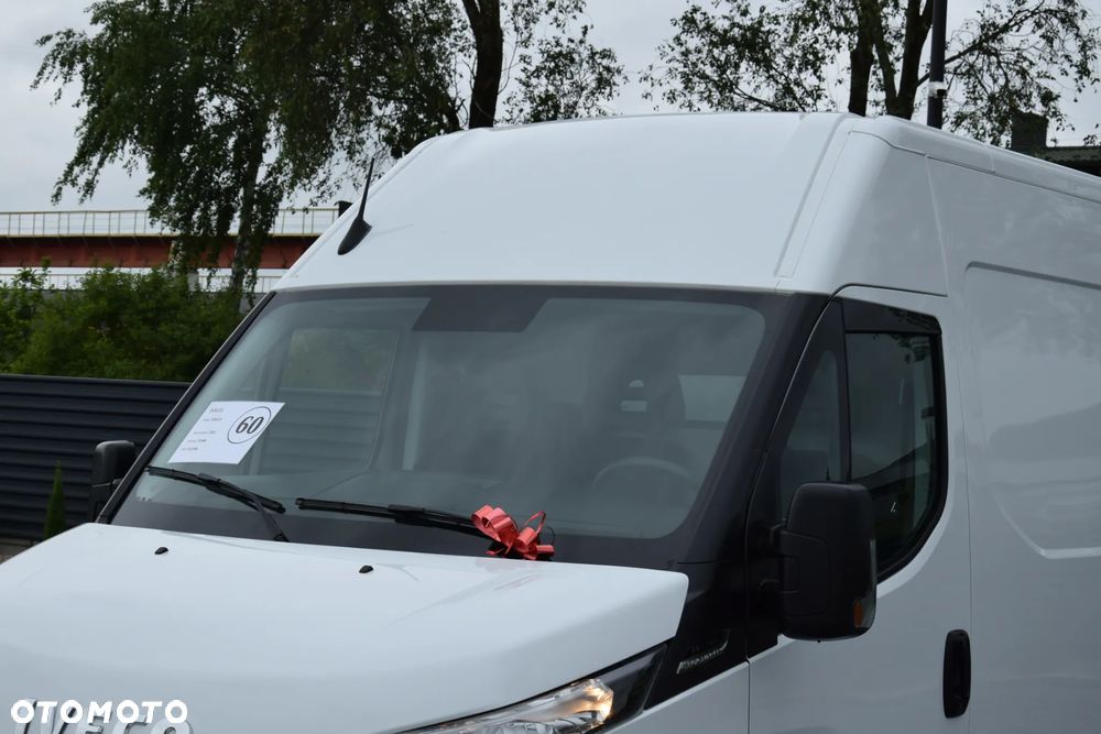Iveco DAILY MAXI 35S16 / 2.3 - 160 KM / AUTOMAT HI-MATIC / NOWY MODEL / 3 OSOBY / DOSTAWCZE / BLASZAK / KLIMA / CZUJNIKI COFANIA / NISKI PRZEBIEG / 2022 / SERWISOWANY / Z NIEMIEC - 10