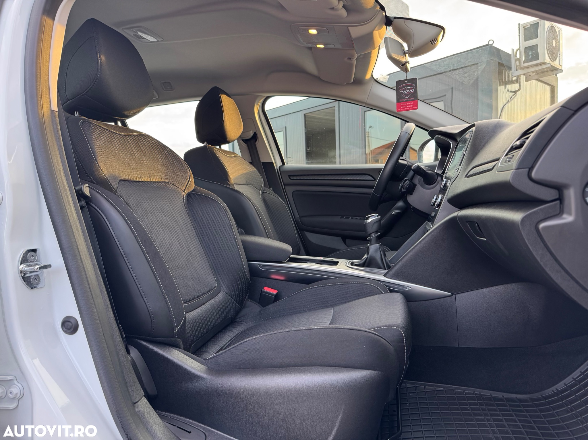 Renault Megane Grandtour TCe 140 GPF BUSINESS EDITION - 28