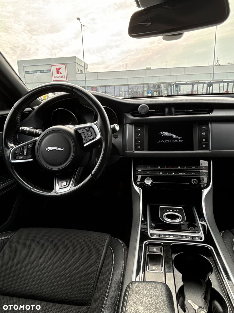 Jaguar XF 2.0 i4D R-Sport - 22