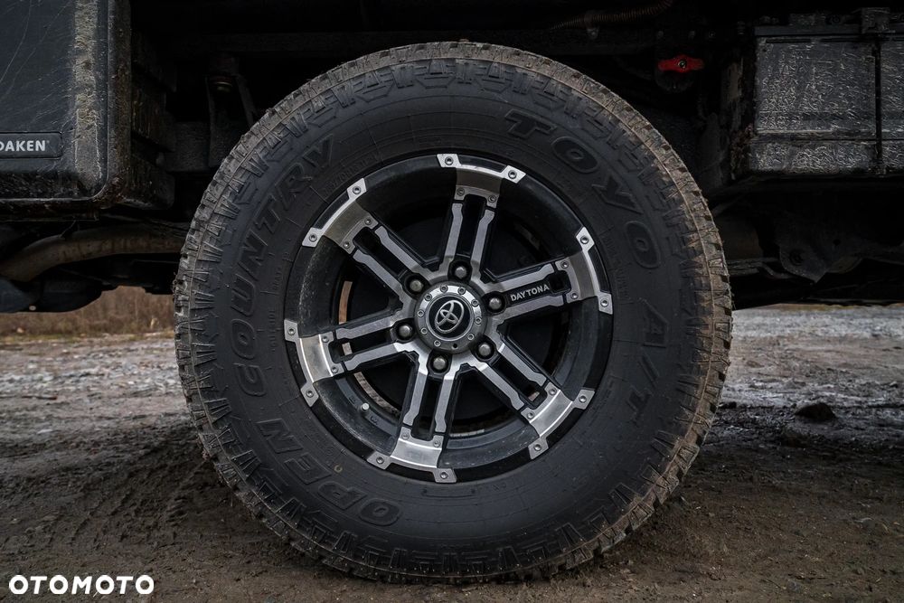 Toyota Hilux 4x4 Extra Cab - 23