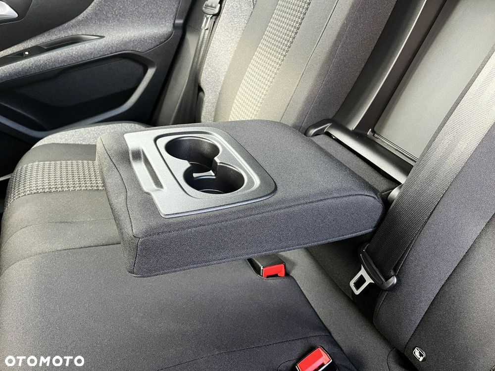 Peugeot 3008 1.2 PureTech Active S&S EAT8 - 23