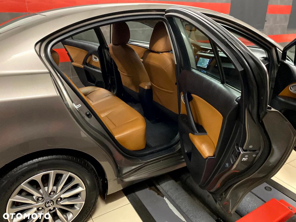 Toyota Avensis 1.8 Premium MS - 25