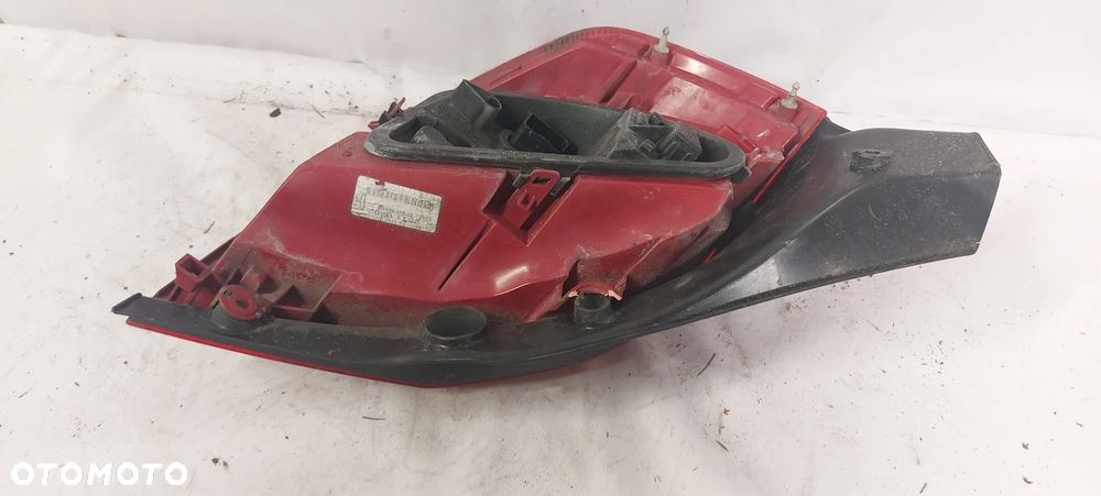 .  TYL TYLNA LAMPA PRAWA RENAULT CLIO 3 HB - 4