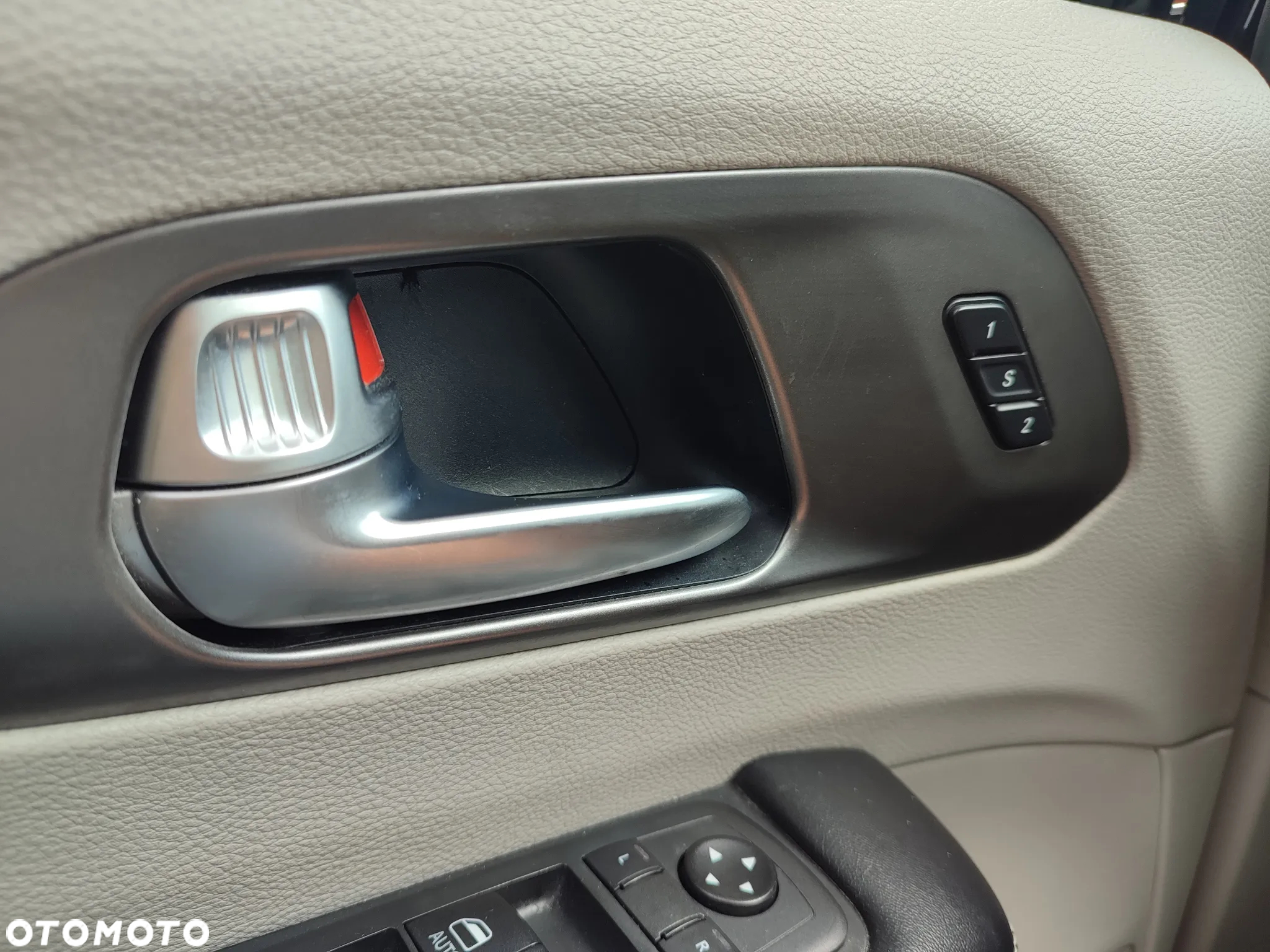 Chrysler Pacifica - 12