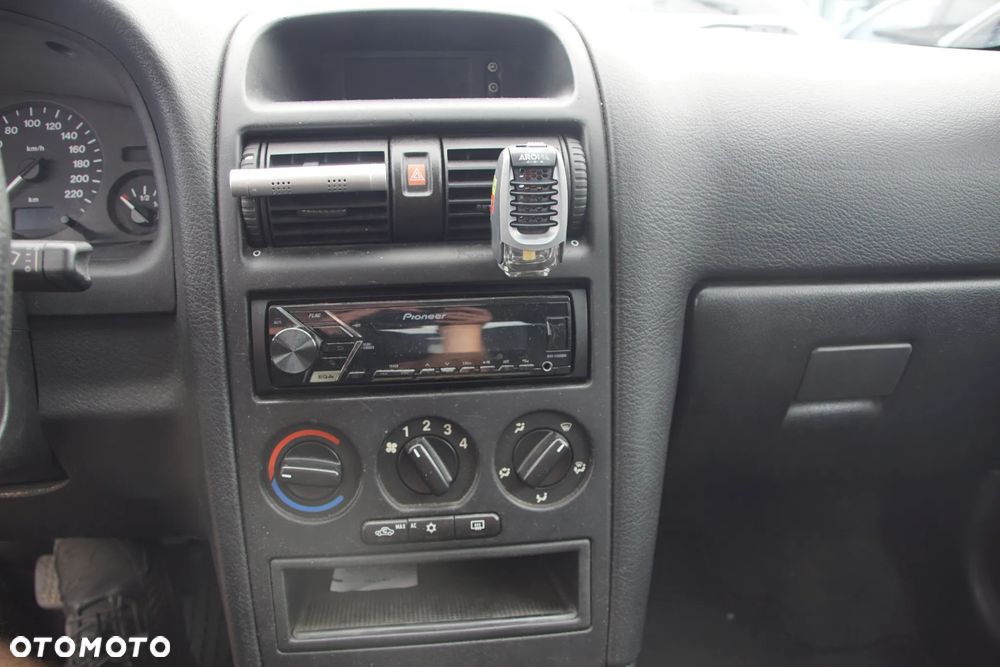 Auto na części - Opel Astra II G 1.6 16V 101 KM X16XEL F17 Z147 1999R Silnik Skrzynia Drzwi Maska Błotnik Zderzak Klapa Lampa Lusterko Klamka Szyba Deska Kokpit Sterownik Moduł Czujnik Licznik Panel Kierownica - 13
