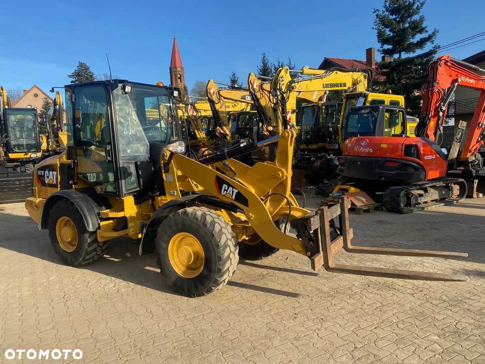 Caterpillar CAT 907M, 3400 MTH, ŁYŻKA OTWIERANA + WIDŁY, z NIEMIEC, SUPER STAN, - 23