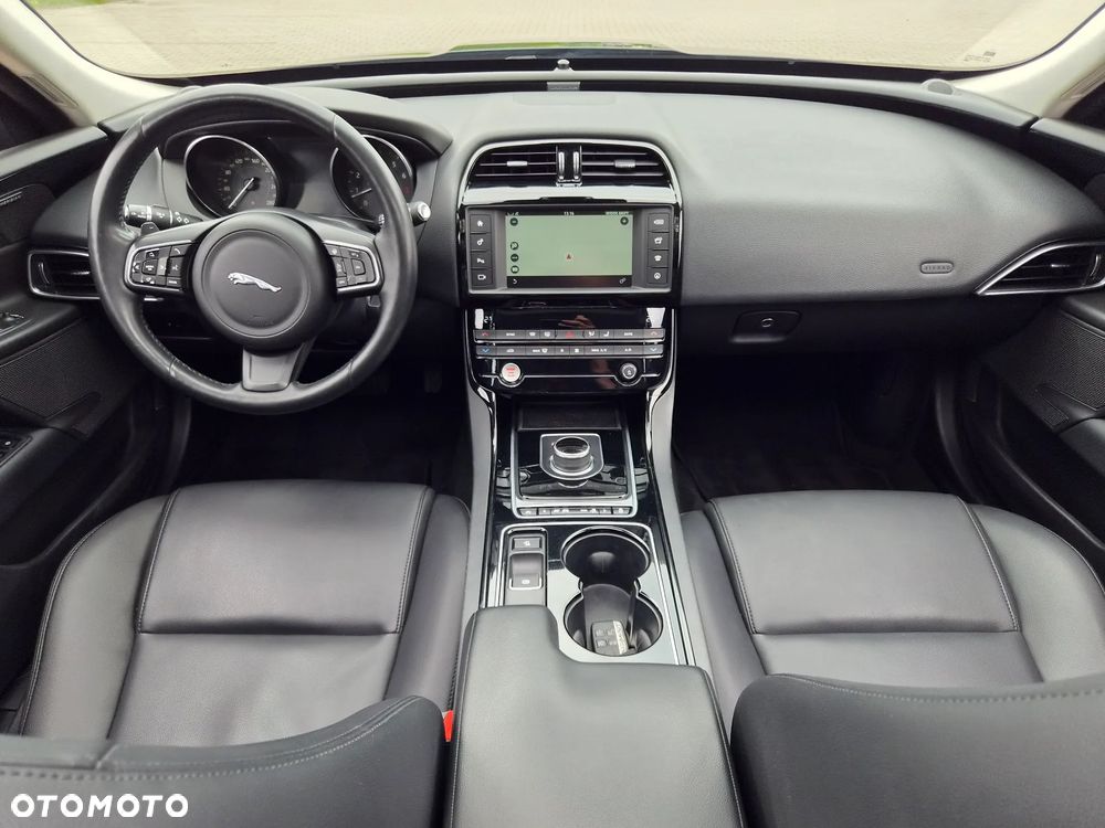 Jaguar XE 2.0 T Prestige - 22